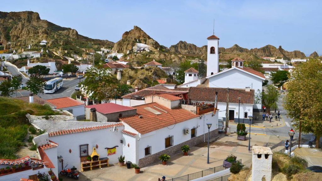 Com 2.000 cavernas habitadas no solo argiloso, a cidade espanhola surge como o maior assentamento troglodita da Europa com isolamento natural
