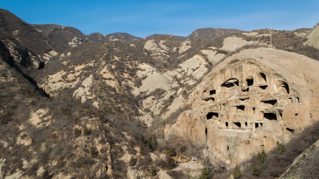 Com 117 cavernas escavadas em penhascos, a cidade perdida de Guyaju surge como a maior estrutura rupestre da China e um recorde habitacional