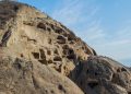 Com 117 cavernas escavadas em penhascos, a cidade perdida de Guyaju surge como a maior estrutura rupestre da China e um recorde habitacional