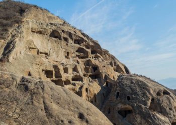 Com 117 cavernas escavadas em penhascos, a cidade perdida de Guyaju surge como a maior estrutura rupestre da China e um recorde habitacional