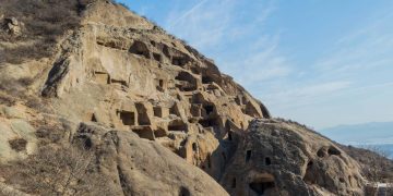Com 117 cavernas escavadas em penhascos, a cidade perdida de Guyaju surge como a maior estrutura rupestre da China e um recorde habitacional