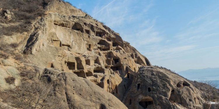 Com 117 cavernas escavadas em penhascos, a cidade perdida de Guyaju surge como a maior estrutura rupestre da China e um recorde habitacional