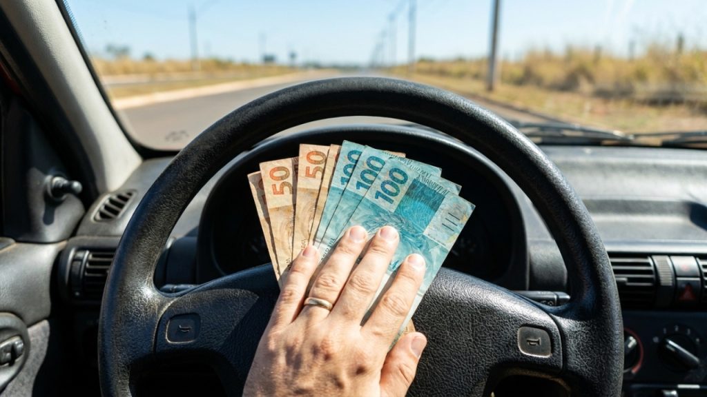 O hatch italiano abaixo de R$ 40 mil nos usados que faz 14 km por litro e virou ferramenta de economia para trabalhar