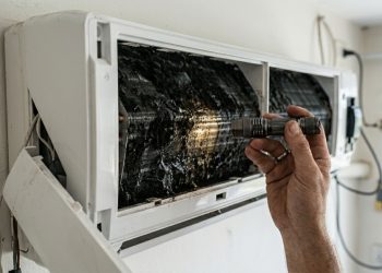 Quanto um técnico de refrigeração cobra para realizar a higienização química completa de três aparelhos Split em 2026
