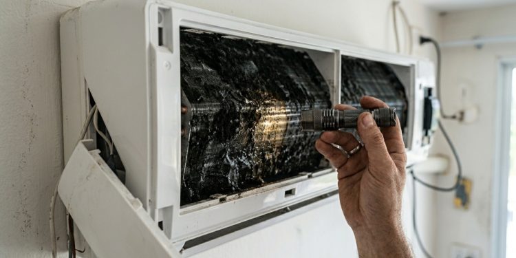 Quanto um técnico de refrigeração cobra para realizar a higienização química completa de três aparelhos Split em 2026