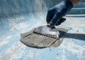 Quanto um azulejista cobra para revestir uma piscina de fibra antiga com pastilhas cerâmicas em 2026