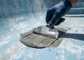 Quanto um azulejista cobra para revestir uma piscina de fibra antiga com pastilhas cerâmicas em 2026