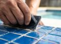 Quanto um ladrilhador cobra para revestir uma piscina de 15 metros quadrados com pastilha em 2026?