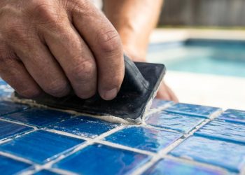 Quanto um ladrilhador cobra para revestir uma piscina de 15 metros quadrados com pastilha em 2026?
