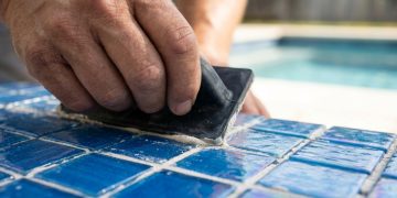 Quanto um ladrilhador cobra para revestir uma piscina de 15 metros quadrados com pastilha em 2026?