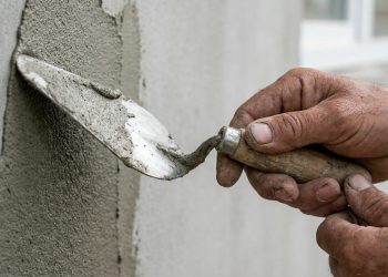Quanto tempo um pedreiro que trabalha de segunda a sexta leva para fazer R$ 10 mil?