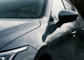 Hatch compacto com consumo de estrada acima de muito SUV mostra por que carro baixo ainda tem espaço nas garagens
