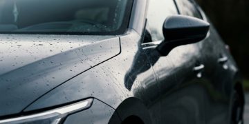 Hatch compacto com consumo de estrada acima de muito SUV mostra por que carro baixo ainda tem espaço nas garagens
