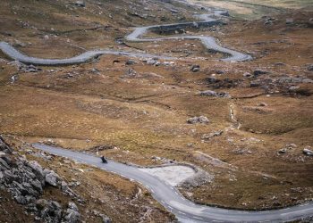 O Healy Pass na Irlanda sobe 330 metros em um zigue-zague de 12 km, oferecendo a visão mais dramática da península de Beara