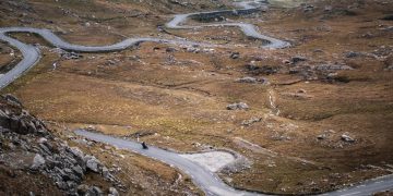 O Healy Pass na Irlanda sobe 330 metros em um zigue-zague de 12 km, oferecendo a visão mais dramática da península de Beara