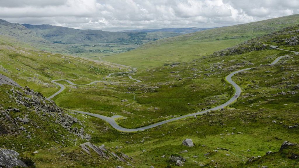O Healy Pass na Irlanda sobe 330 metros em um zigue-zague de 12 km, oferecendo a visão mais dramática da península de Beara