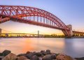 Com seu arco de aço de 310 metros que inspirou a ponte de Sydney, esta estrutura ferroviária domina o horizonte do East River