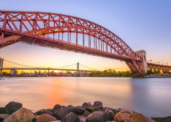 Com seu arco de aço de 310 metros que inspirou a ponte de Sydney, esta estrutura ferroviária domina o horizonte do East River
