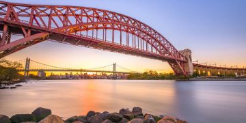 Com seu arco de aço de 310 metros que inspirou a ponte de Sydney, esta estrutura ferroviária domina o horizonte do East River
