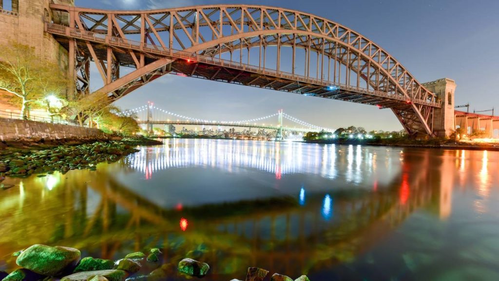 Com seu arco de aço de 310 metros que inspirou a ponte de Sydney, esta estrutura ferroviária domina o horizonte do East River