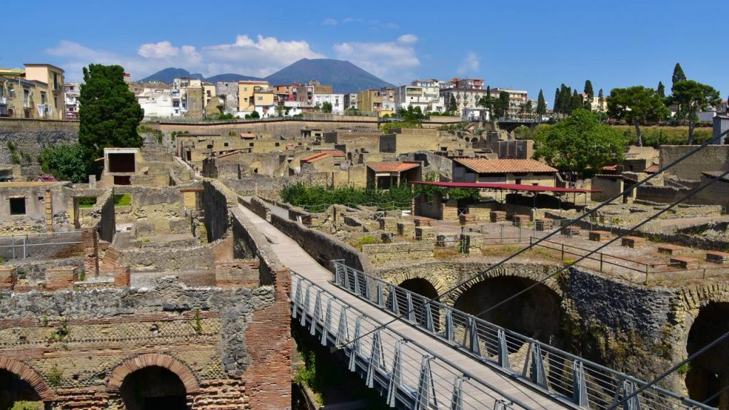 Antiga cidade romana soterrada pelo Vesúvio, Herculano abriga o sítio arqueológico com as estruturas e materiais orgânicos mais bem preservados da Antiguidade