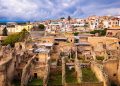 Antiga cidade romana soterrada pelo Vesúvio, Herculano abriga o sítio arqueológico com as estruturas e materiais orgânicos mais bem preservados da Antiguidade
