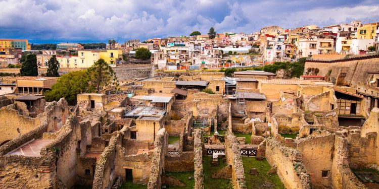Antiga cidade romana soterrada pelo Vesúvio, Herculano abriga o sítio arqueológico com as estruturas e materiais orgânicos mais bem preservados da Antiguidade
