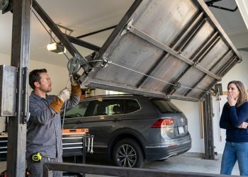Quanto um serralheiro cobra para fabricar e instalar um portão basculante de garagem de 3 metros em 2026?