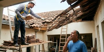 Quanto um telhadista cobra para trocar telhas quebradas e refazer o madeiramento de uma casa antiga em 2026?
