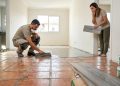 Quanto um instalador cobra para colocar piso vinílico em um apartamento de 50 m² sem quebrar a cerâmica antiga em 2026?