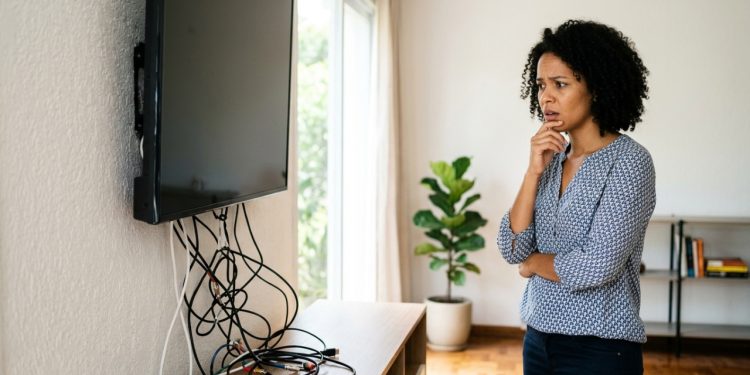 Quanto um profissional cobra para instalar painel de TV com passagem de fios escondida em uma sala em 2026?