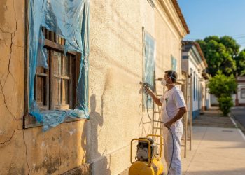 Quanto um pintor cobra para aplicar textura projetada na fachada de uma casa de 120 m² em 2026?