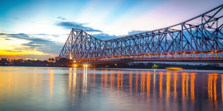 Com 705 metros de extensão e 26.500 toneladas de aço, a Ponte Howrah na Índia é a sexta maior em estrutura cantilever e a mais movimentada do mundo