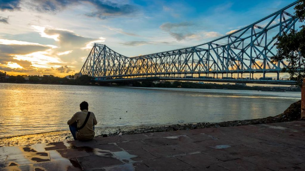Com 705 metros de extensão e 26.500 toneladas de aço, a Ponte Howrah na Índia é a sexta maior em estrutura cantilever e a mais movimentada do mundo
