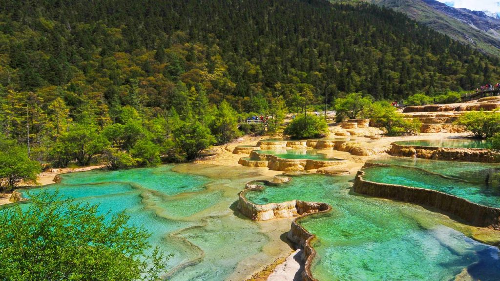 A área de Huanglong na China abriga cerca de 3.400 piscinas naturais coloridas a 3.500 metros de altitude, sendo um milagre geológico do país