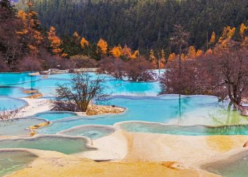 A área de Huanglong na China abriga cerca de 3.400 piscinas naturais coloridas a 3.500 metros de altitude, sendo um milagre geológico do país