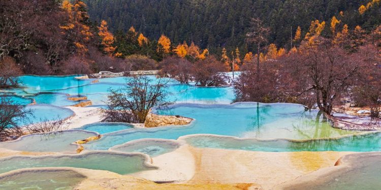 A área de Huanglong na China abriga cerca de 3.400 piscinas naturais coloridas a 3.500 metros de altitude, sendo um milagre geológico do país