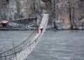 Com 30 metros de extensão e tábuas espaçadas, a Hussaini Hanging Bridge no Paquistão é considerada uma das pontes mais perigosas do mundo