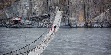 Com 30 metros de extensão e tábuas espaçadas, a Hussaini Hanging Bridge no Paquistão é considerada uma das pontes mais perigosas do mundo