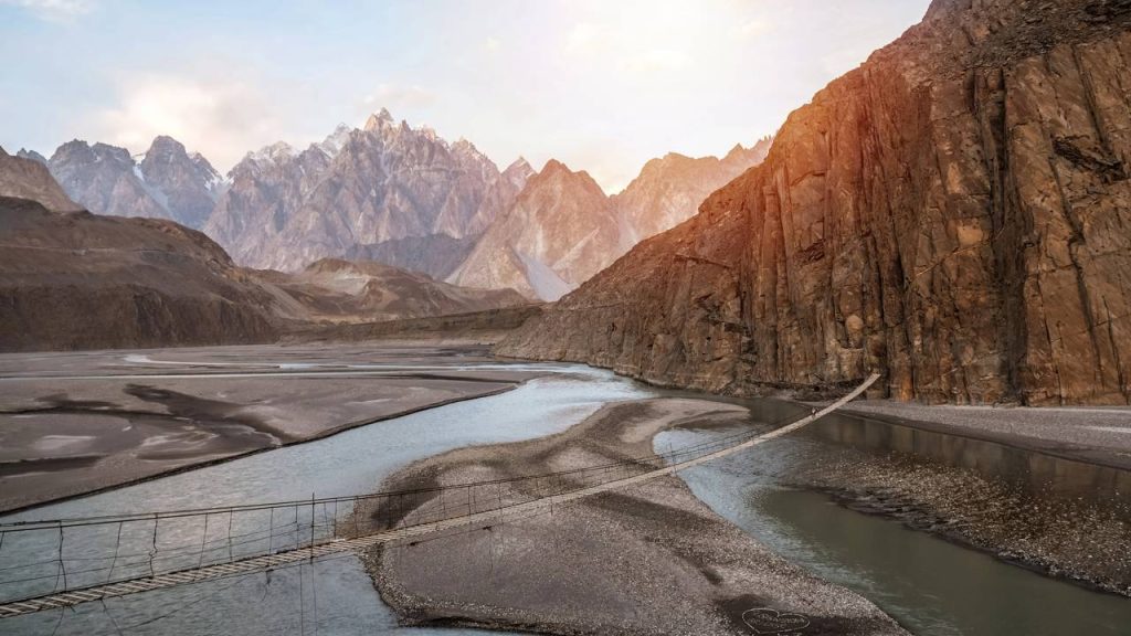 Com 30 metros de extensão e tábuas espaçadas, a Hussaini Hanging Bridge no Paquistão é considerada uma das pontes mais perigosas do mundo
