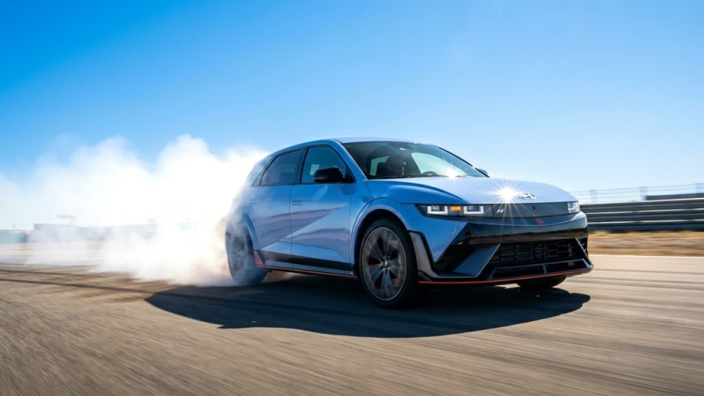 O SUV elétrico da Hyundai que simula trocas de marcha e ronco de motor para conquistar os motoristas puristas