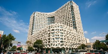 Cimento fotocatalítico com dióxido de titânio em fachadas de edifícios