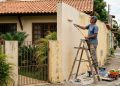 Custos para lixar e pintar a fachada de uma casa de dois andares