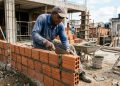 Preço da mão de obra de pedreiro, eletricista e encanador em 2026