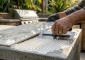 Quanto um azulejista cobra para revestir uma área gourmet de 15 m² com porcelanato em 2026?