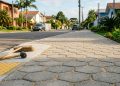 Quanto um pedreiro cobra para pavimentar uma calçada de 12 metros com bloco intertravado em 2026?