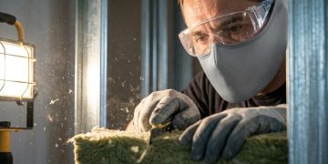 Quanto um instalador de Drywall cobra para montar uma divisória acústica com isolamento de lã de rocha em 2026