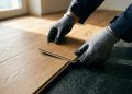 Quanto um profissional cobra para trocar o piso antigo por vinílico em um apartamento de 50 m² em 2026?