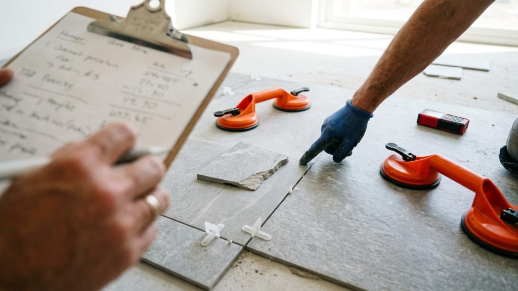 Quanto um profissional cobra para aplicar cimento queimado em uma área interna de 40 m² em 2026?