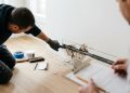 Quanto um profissional cobra para instalar rodapé embutido em um apartamento de 70 m² em 2026?
